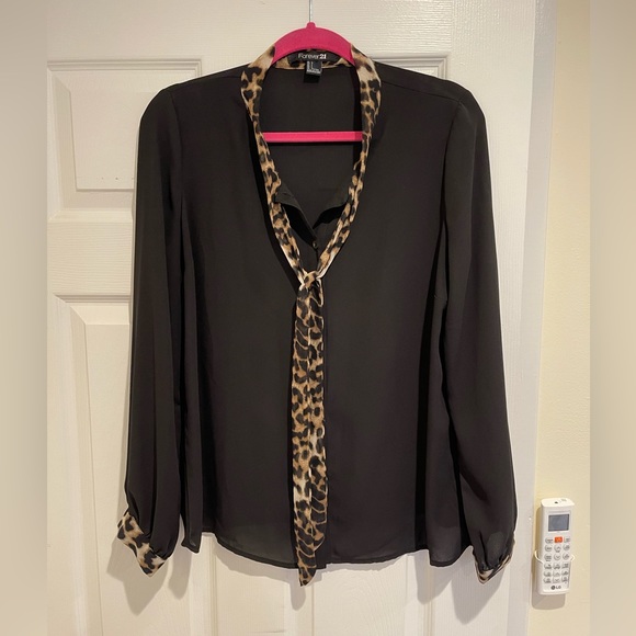 Black button down with very cute leopard string - Picture 1 of 2
